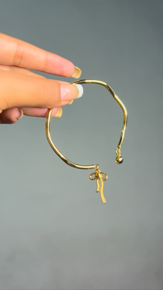 Bow Curvy Bangle