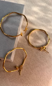 Bow Curvy Bangle